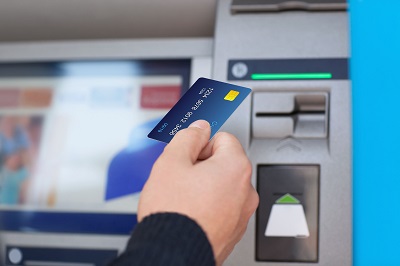 Mire kell figyelni külföldön, ha bankkártyával fizet?