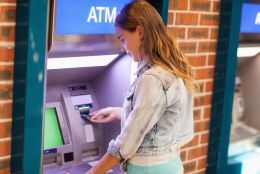 A legtöbb ATM-ből már mobillal is lehet készpénzt felvenni