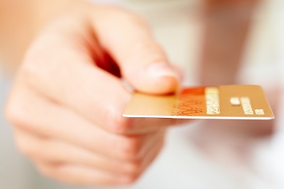 Mennyire biztonságos külföldön bankkártyával fizetni?